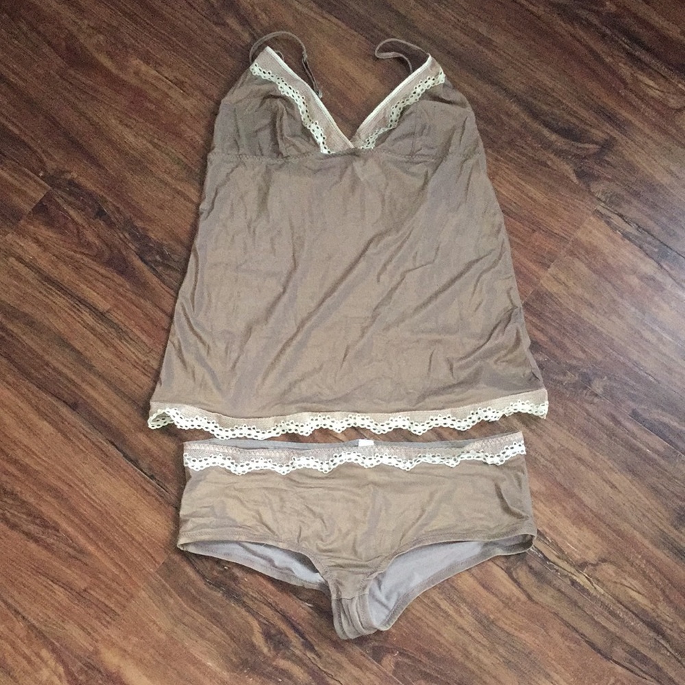 Cute shimmery gold intimates set - size L